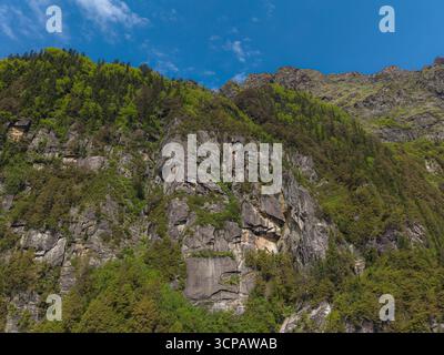 Vue aérienne des falaises accidentées embrassent des forêts verdoyantes sous un ciel bleu clair, une symphonie de textures et de tons dans le grand design de la nature, Sethan, Himachal Pradesh, Inde. Banque D'Images