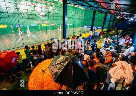 Les foules se rassemblent pour assister à un tournoi de JAI alai à Quezon City, aux Philippines Banque D'Images