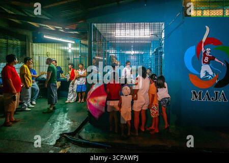 Les foules se rassemblent pour assister à un tournoi de JAI alai à Quezon City, aux Philippines Banque D'Images