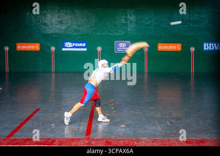Un pelotari philippin jouant au jai alai, un sport basque autrefois très populaire aux Philippines, dans un fronton local à Manille Banque D'Images