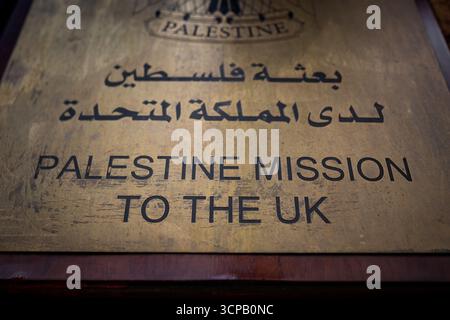 Londres, Royaume-Uni. 25 septembre 2025. Mission palestinienne au Royaume-Uni à l'ouest de Londres. Le 21 septembre, Sir Keir Starmer a annoncé la reconnaissance par le Royaume-Uni d'un Etat palestinien, ce qui représente un changement significatif dans la politique gouvernementale. Le Royaume-Uni a officiellement reconnu la Palestine pour protéger la viabilité d'une solution à deux États et créer une voie vers une paix durable pour les peuples israélien et palestinien. Crédit : Guy Corbishley/Alamy Live News Banque D'Images