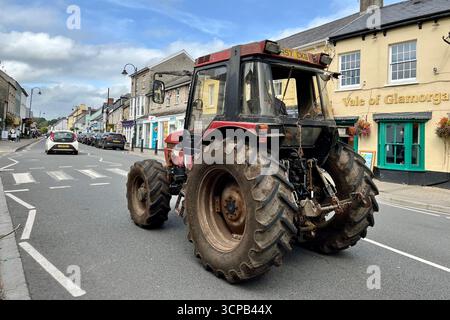 Un vieux tracteur qui traverse le centre-ville de Cowbridge. Cowbridge, Vale of Glamorgan, pays de Galles, Royaume-Uni. 19 septembre 2025. Banque D'Images