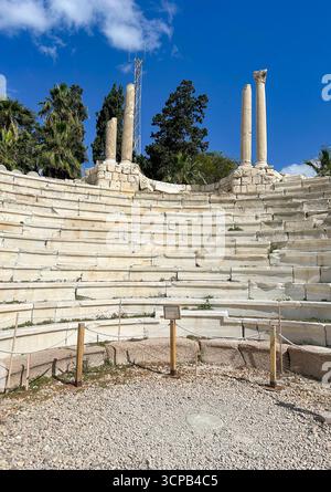 Alexandrie, Égypte - 13 février 2025 : amphithéâtre romain antique avec des rangées de sièges en pierre et des colonnes debout sur le site archéologique de Kom El-Dikka. Banque D'Images