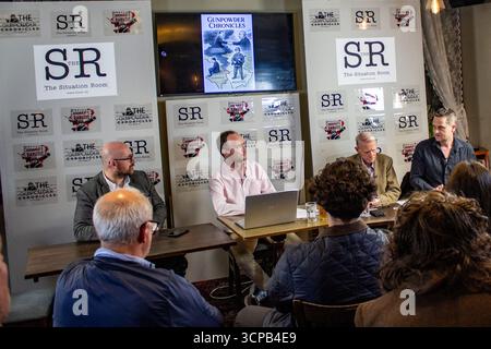 Londres, Royaume-Uni. 24 septembre 2025. Les panélistes du débat inaugural de la salle de situation, « les Balkans au bord du gouffre : le Kosovo, la Serbie et l'Occident », écoutent les arguments qui se déroulent au Marquis de Cornwallis à Londres, le 24 septembre 2025. De gauche à droite : Vudi Xhymshiti, Michael Sheppard, Ian Cameron Cliff et Dr Aidan Hehir.(VX photo/Rodrigo Hammond) crédit : VX Pictures/Alamy Live News Banque D'Images