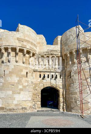 Alexandrie, Egypte - 13 février 2025 : porte d'entrée en pierre de la citadelle médiévale de Qaitbay, une forteresse du XVe siècle sur la côte méditerranéenne d'Alexan Banque D'Images