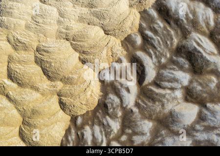 Vue aérienne des textures contrastées et des tons se rencontrent dans un paysage accidenté, une symphonie de l'art de la nature, Graz, Styrie, Autriche. Banque D'Images