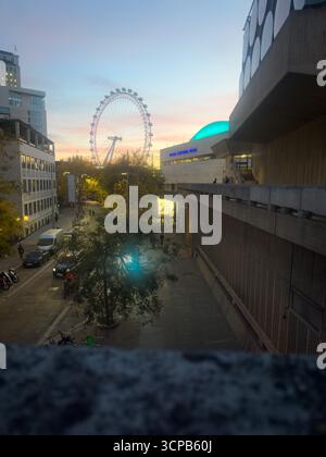 24 septembre 2025 - Londres, Royaume-Uni - le London Eye et le Royal Festival Hall vus au crépuscule avec la vue sur la rue au premier plan Banque D'Images