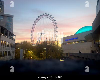 24 septembre 2025 - Londres, Royaume-Uni - le London Eye et le Royal Festival Hall vus au crépuscule avec la vue sur la rue au premier plan Banque D'Images