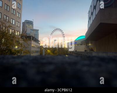 24 septembre 2025 - Londres, Royaume-Uni - le London Eye et le Royal Festival Hall vus au crépuscule avec la vue sur la rue au premier plan Banque D'Images
