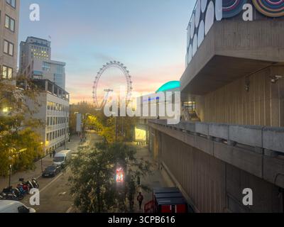 24 septembre 2025 - Londres, Royaume-Uni - le London Eye et le Royal Festival Hall vus au crépuscule avec la vue sur la rue au premier plan Banque D'Images