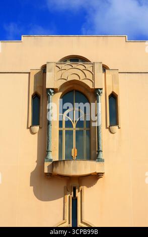 Casablanca, Maroc.détail d'une façade de bâtiment dans le style néo-mauresque ou mauresque, un mélange d'architecture traditionnelle marocaine arabesque et Art déco Banque D'Images