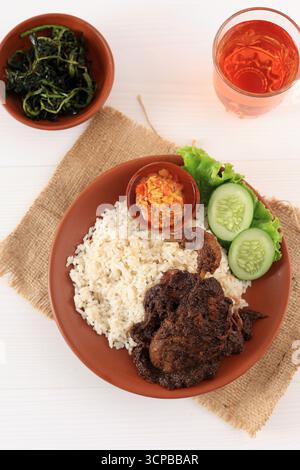 Vue de dessus Nasi Bebek Madura, sauce piquante de canard noir Maduranese frite avec riz Banque D'Images