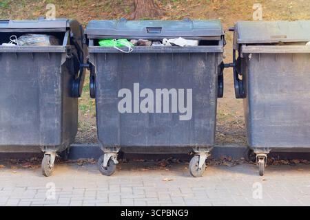 Poubelles. Les bennes à ordures sont pleines de déchets. Ordures, lots de déchets, décharges. Banque D'Images
