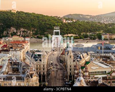 Partie de Budapest ville en Hongrie, Europe. Le pont Erzsebet, la rivière Danuber et la colline Gellert sont visibles sur cette photo Banque D'Images