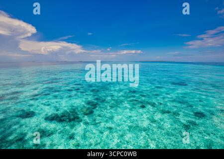 Magnifique vue sur l'océan tropical avec un horizon relaxant. Paysage marin calme, ciel paisible et nuages doux. Fond nature parfait. Récif peu profond ensoleillé Banque D'Images