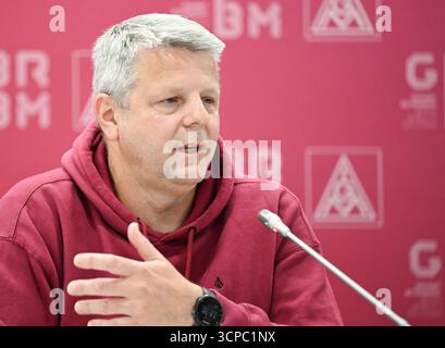 Gerlingen, Allemagne. 25 septembre 2025. Frank Sell, président du comité d'entreprise général du secteur solutions de mobilité du groupe Bosch, prend la parole lors d'une conférence de presse sur les suppressions d'emplois au siège de l'entreprise. Le constructeur automobile Bosch souhaite réduire ses coûts et réduire environ 13 000 emplois supplémentaires, principalement sur les sites allemands de la division Mobility. Crédit : Bernd Weißbrod/dpa/Alamy Live News Banque D'Images