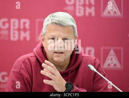 Gerlingen, Allemagne. 25 septembre 2025. Frank Sell, président du comité d'entreprise général du secteur solutions de mobilité du groupe Bosch, prend la parole lors d'une conférence de presse sur les suppressions d'emplois au siège de l'entreprise. Le constructeur automobile Bosch souhaite réduire ses coûts et réduire environ 13 000 emplois supplémentaires, principalement sur les sites allemands de la division Mobility. Crédit : Bernd Weißbrod/dpa/Alamy Live News Banque D'Images