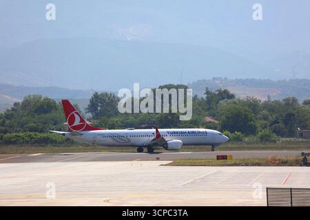 TIRANA, ALBANIE - 27 JUIN 2025 : Turkish Airlines Boeing 737 MAX 9 à l'aéroport international de Tirana en Albanie. Banque D'Images