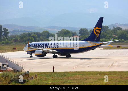 TIRANA, ALBANIE - 27 JUIN 2025 : compagnie aérienne économique Ryanair Boeing 737 MAX 8 à l'aéroport international de Tirana en Albanie. Banque D'Images