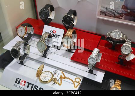 ALICANTE, ESPAGNE - 16 AVRIL 2025 : montres suisses de marque Tissot exposées en vitrine dans un magasin de montres à Alicante, Espagne. Banque D'Images