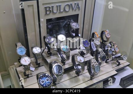 ALICANTE, ESPAGNE - 16 AVRIL 2025 : Bulova montres de marque américaine sur la vitrine dans un magasin de montres à Alicante, Espagne. Banque D'Images
