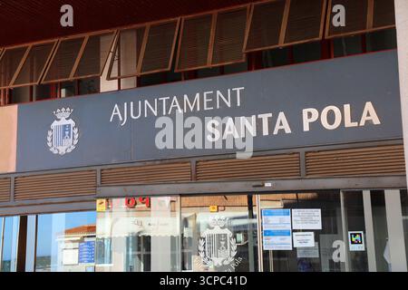 SANTA POLA, ESPAGNE - 17 AVRIL 2025 : Hôtel de ville (Ajuntament) de Santa Pola dans la province d'Alicante, Espagne. Banque D'Images