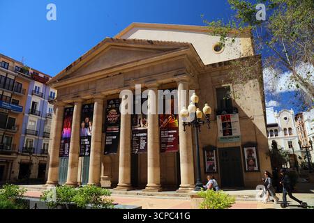 ALICANTE, ESPAGNE - 16 AVRIL 2025 : Teatro principal bâtiment de théâtre dans la ville d'Alicante dans la Communauté Valencienne (Comunidad Valenciana), Espagne. Banque D'Images