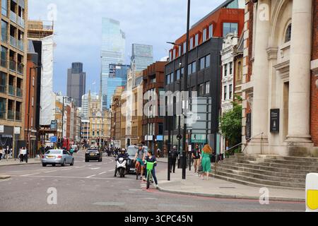 LONDRES, Royaume-Uni - 8 JUILLET 2024 : cyclistes et circulation automobile sur Borough High Street un jour de pluie à Southwark, Londres, Royaume-Uni. Banque D'Images