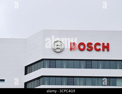 Gerlingen, Allemagne. 25 septembre 2025. Le logo Bosch est visible sur un bâtiment du siège de Robert Bosch GmbH. Le constructeur automobile Bosch souhaite réduire ses coûts et réduire environ 13 000 emplois supplémentaires, principalement sur les sites allemands de la division Mobility. Crédit : Bernd Weißbrod/dpa/Alamy Live News Banque D'Images