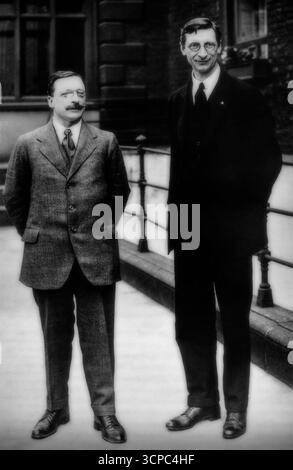 Arthur Griffith (1871-1922), écrivain irlandais, rédacteur en chef de journal et homme politique qui a fondé le parti politique Sinn Féin avec Éamon de Valera (1882-1975), éminent homme d'État et leader politique en Irlande du XXe siècle. En septembre 1921, de Valera, président de la République irlandaise, demande à Griffith de diriger la délégation de plénipotentiaires irlandais pour négocier avec le gouvernement britannique. Peu de temps après la signature du traité anglo-irlandais, Griffiths meurt d'une hémorragie cérébrale et de Valera devient le chef politique du Sinn Féin anti-traité jusqu'en 1926, date à laquelle il, avec beaucoup Banque D'Images
