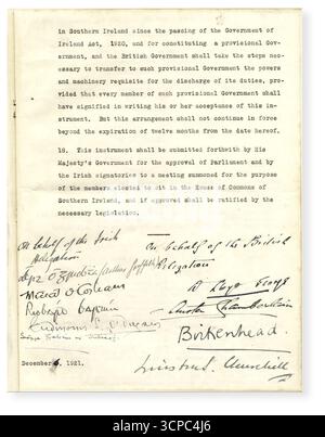 Le 6 décembre 1921, un traité a été signé entre les négociateurs irlandais et britanniques qui a déterminé la forme de l'Irlande du XXe siècle. ; Eamon de Valera ; le président de la République irlandaise ; a décidé de ne pas prendre part aux pourparlers finaux et à sa place a envoyé Michael Collins comme chef de l'équipe de négociation irlandaise. Avec lui, Arthur Griffith, fondateur du mouvement Sinn Fein, Eamon Duggan, George Gavin Duffy et Robert Barton. Erskine Childers est devenu secrétaire de la délégation. Banque D'Images