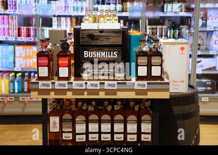 IRLANDE DU NORD, Royaume-Uni - 23 JUIN 2024 : whisky single malt irlandais Bushmills dans un supermarché en Irlande du Nord, Royaume-Uni. Banque D'Images