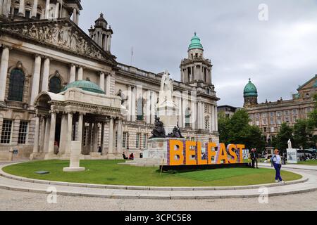 BELFAST, Royaume-Uni - 22 JUIN 2024 : les gens visitent l'hôtel de ville de Belfast, en Irlande du Nord. Banque D'Images