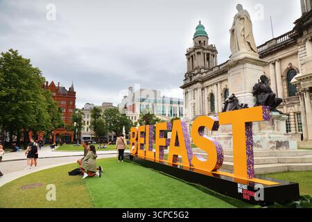 BELFAST, Royaume-Uni - 22 JUIN 2024 : les gens visitent l'hôtel de ville de Belfast, en Irlande du Nord. Banque D'Images