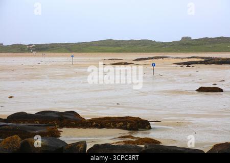 Côte du Connemara en Irlande. Attraction Wild Atlantic Way - route de marée vers l'île de marée d'Omey. Banque D'Images