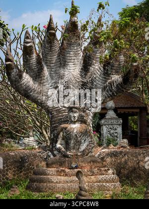 Vientiane, Laos - 06 mars 2025 : Bouddha avec statue de nagas au parc du Bouddha. Banque D'Images