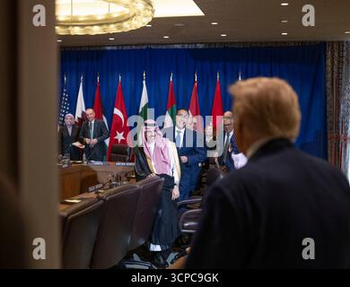 Le président Donald Trump participe à une réunion multilatérale avec des dirigeants arabes et musulmans lors de la 80e session de l’Assemblée générale des Nations Unies au siège des Nations Unies à New York, le 23 septembre 2025. Image reproduite avec l'aimable autorisation de la Maison Blanche. Banque D'Images