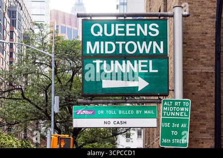 Panneau indiquant les véhicules en direction du Queens Midtown tunnel à Manhattan, New York. La signalisation indique EZPass ou péage par la poste, sans espèces. Banque D'Images