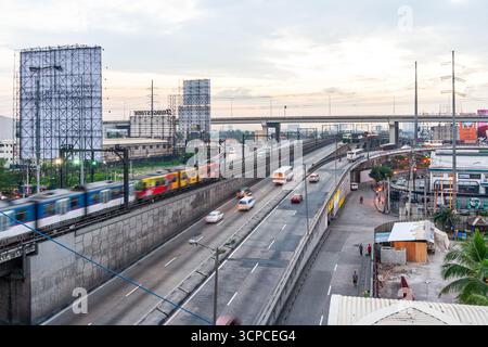 Vue de la ligne EDSA et MRT dans la ville de Makati, Philippines Banque D'Images