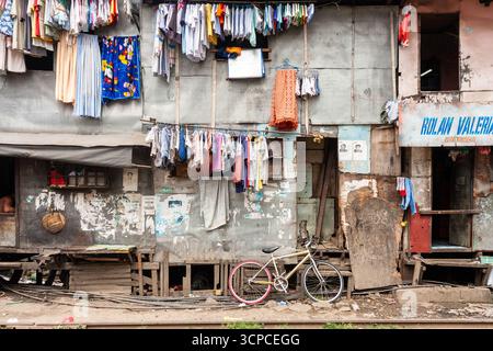Un bidonville à plusieurs niveaux abritant plusieurs familles dans un bidonville de Manille, aux Philippines Banque D'Images