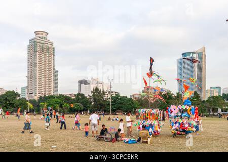 Philippins et familles profitant d'un dimanche après-midi sur le terrain de Rizal Park à Manille, Philippines Banque D'Images