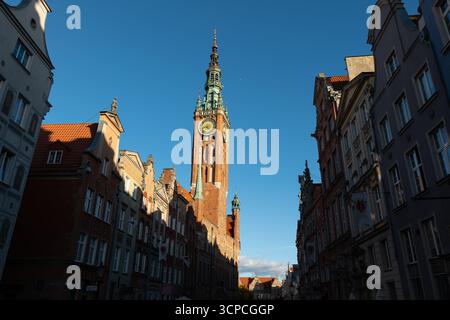 Tour principale de l'hôtel de ville dans la vieille ville au coucher du soleil dans la ville de Gdansk, Pologne. Vue depuis la rue Dluga. Banque D'Images