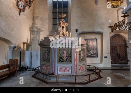 Baptistère des années 1680 dans l'église Saint-Nicolas et l'intérieur du musée à Tallinn, Estonie. L'emplacement original du baptistère était à St Michael suédois Banque D'Images