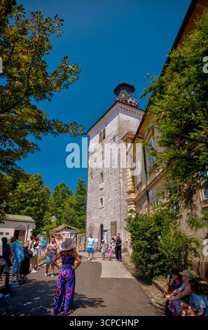 Tour Lotrščak dans la ville haute de Zagreb, une fortification médiévale historique et un monument populaire auprès des touristes. Banque D'Images