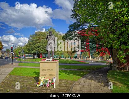 Royaume-Uni, South Yorkshire, Barnsley, Harold 'Dickie' Bird Statue. Banque D'Images