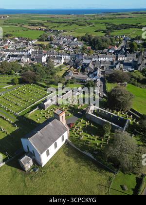 Vue aérienne de Whithorn Wigtownshire Écosse ruines du prieuré médiéval de Whithorn à côté de l'église du prieuré St Ninian ( à gauche ) - photo sept 2025 Banque D'Images