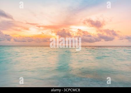 Superbe coucher de soleil lever de soleil horizon de paysage marin. Nuages de ciel colorés relaxants. Fond de voyage idyllique pour la destination Golden Hour. Banque D'Images