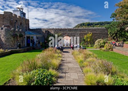 Connaught Gardens à Sidmouth East Devon, Angleterre, Royaume-Uni avec le café et la tour de l'horloge. Banque D'Images