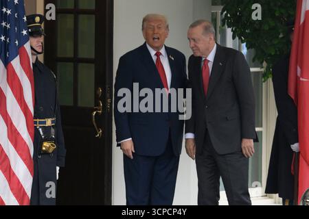 Washington, États-Unis. 25 septembre 2025. Le président AMÉRICAIN Donald Trump salue le président de la République de Turquie Tayyip Erdo?an avant de tenir une réunion bilatérale, aujourd'hui le 25 septembre 2025 à West Portico / Maison Blanche à Washington DC, États-Unis. (Lenin Nolly/Sipa USA) crédit : Sipa USA/Alamy Live News Banque D'Images