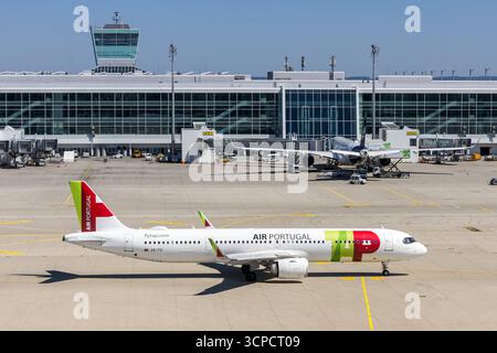 TAP Air Portugal Airbus A321neo Flugzeug Flughafen München in Deutschland München, Deutschland - 19. Août 2025 : Ein Airbus A321neo Flugzeug der TAP Air Portugal mit dem Kennzeichen CS-TXI auf dem Flughafen München, Allemagne. *** TAP Air Portugal Airbus A321neo Airbus Aéroport de Munich en Allemagne Munich, Allemagne 19 août 2025 Airbus A321neo Airbus de TAP Air Portugal immatriculé CS TXI à l'aéroport de Munich, Allemagne Banque D'Images